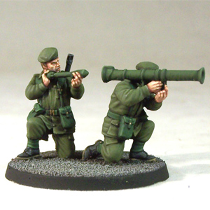 Army Bazooka Crew by Crooked Dice, a set of two 28mm scale metal miniatures depicting two army support weapon team soldiers loading a bazooka. 