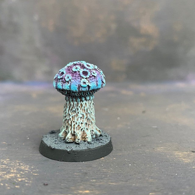 This metal miniature of a shrieking fungi is pre painted by Mrs MLG in purple and blues, a heavy little miniature from the not too distant past. 