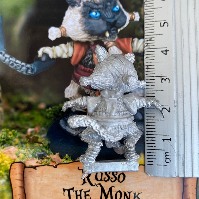 Russo The Monk from the Cats Of Crumptown range by Northumbrian Tin Soldier. This cat monk miniature holds weapons in both paws in a ready to fight stance 